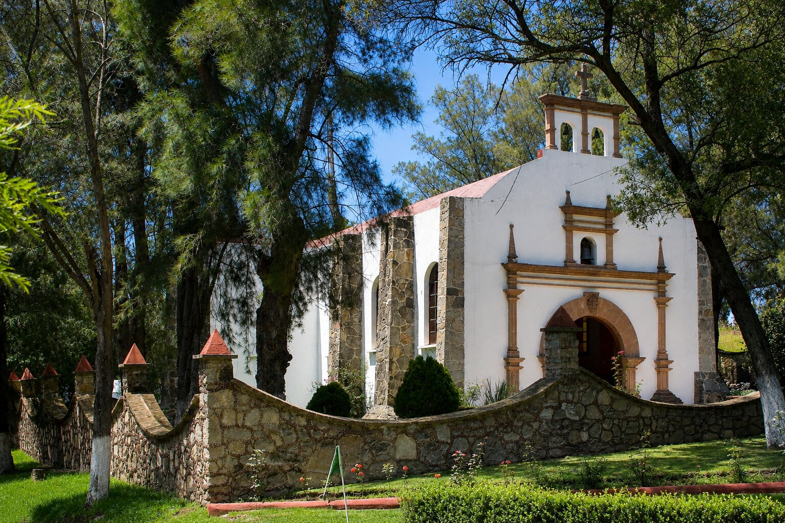 Capilla histórica de piedra de la Hacienda La Purísima rodeada de árboles en Ixtlahuaca